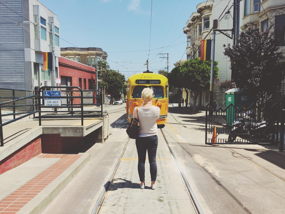 femme debout sur la route pavée