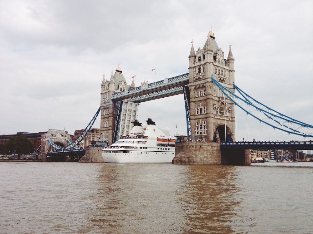 Tower Bridge, Londres