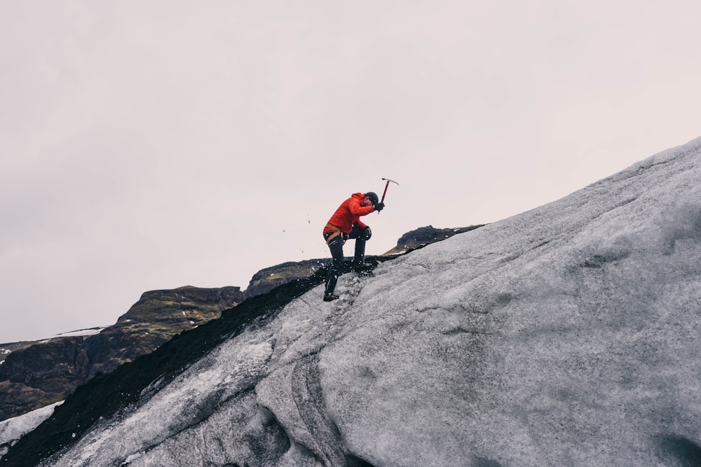 homem escalando na montanha durante o dia