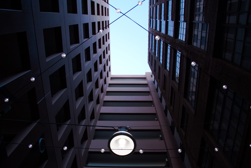 Foto de ángulo bajo del edificio