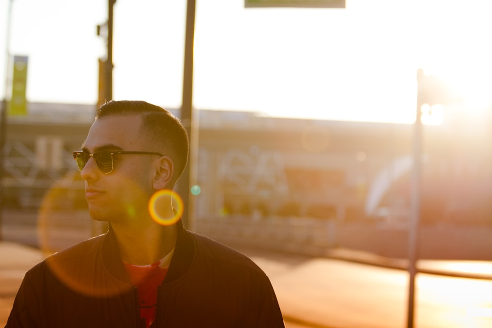 hombre con gafas de sol mirando hacia el lado derecho