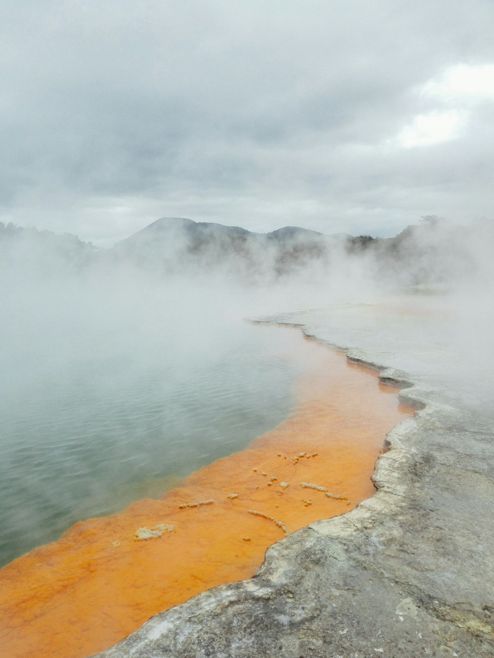 Specchio d'acqua vicino alla montagna