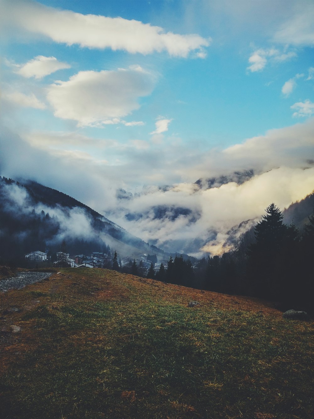 foto di nuvole che coprono la montagna