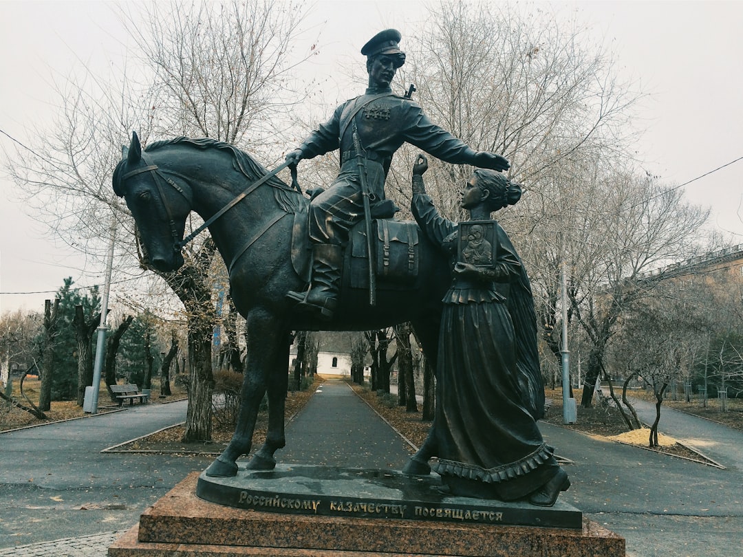 Памятник. Скульптурные памятники. Памятник статуя. Скульптор памятник. Камерные памятники статуи.