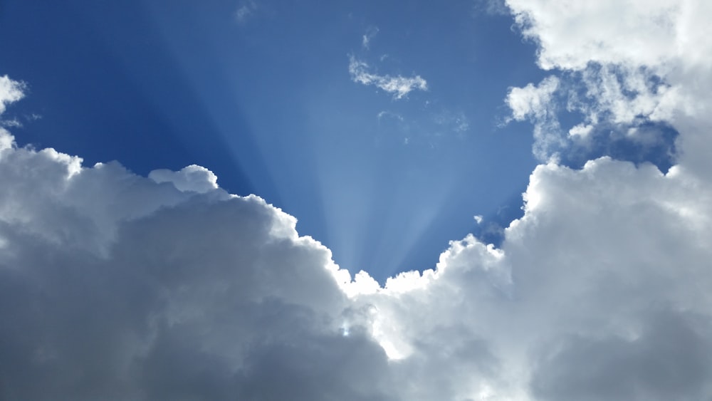 nuages blancs et ciel bleu le jour