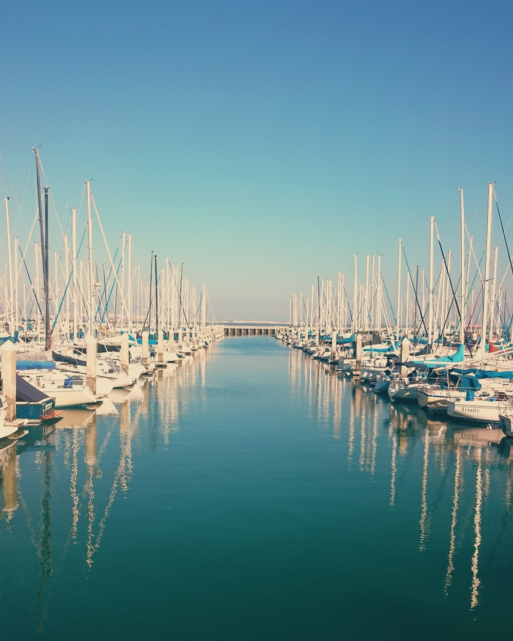 photographie de réflexion de bateau à moteur