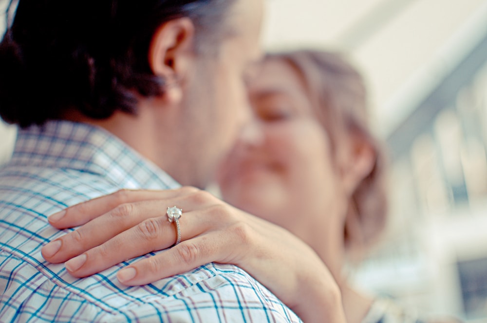 femme posant sa main sur l’épaule de l’homme