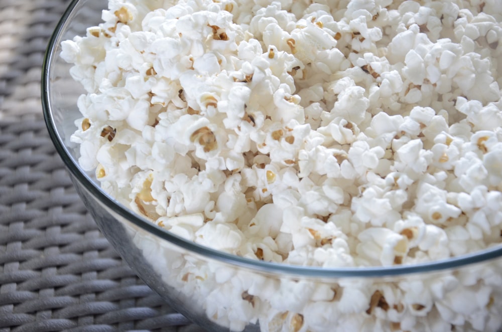 palomitas de maíz en un recipiente de vidrio transparente