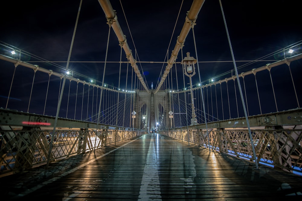 Pont de Brooklyn pendant la nuit