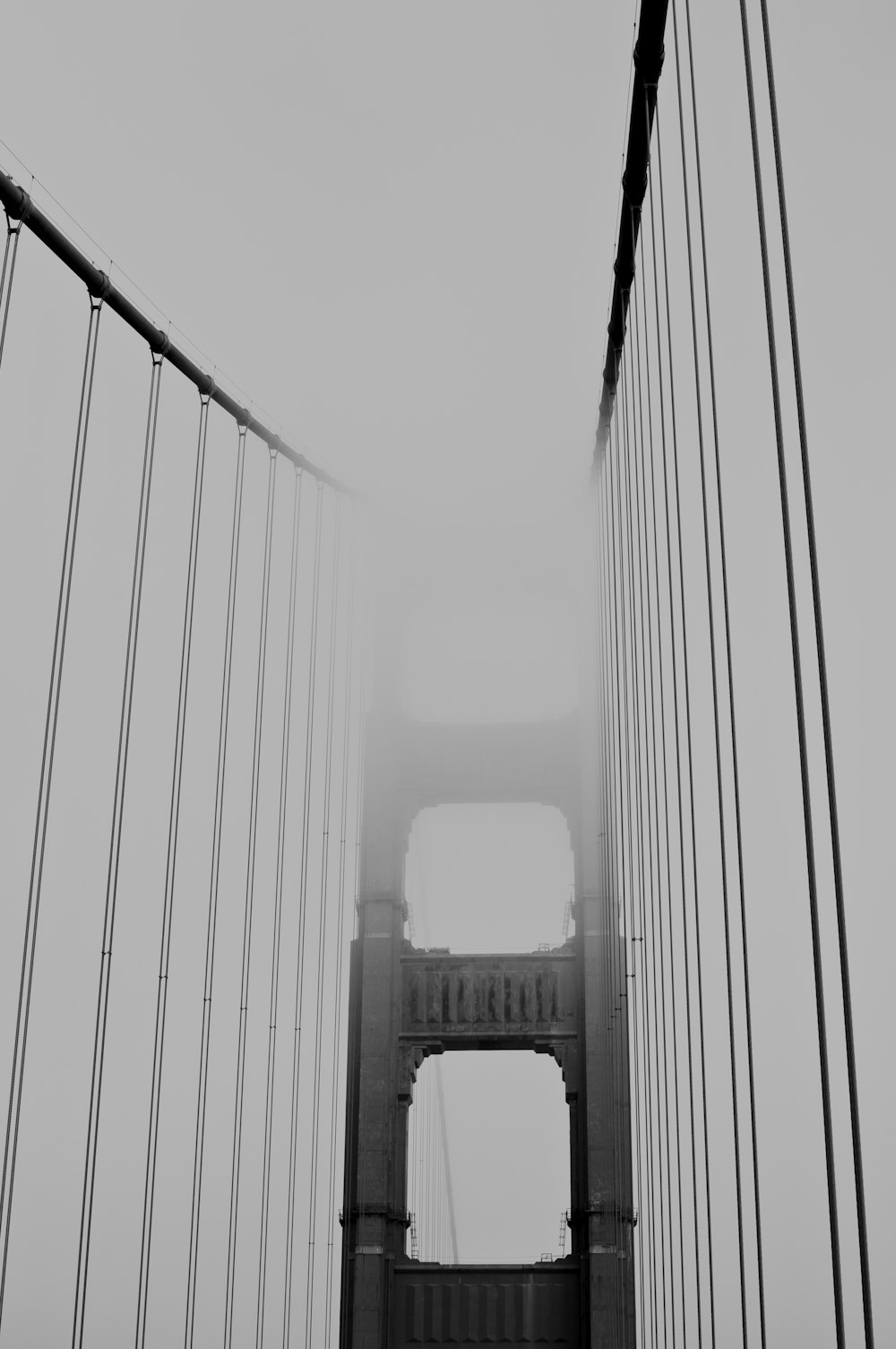 Fotografía en escala de grises del puente Golden Gate