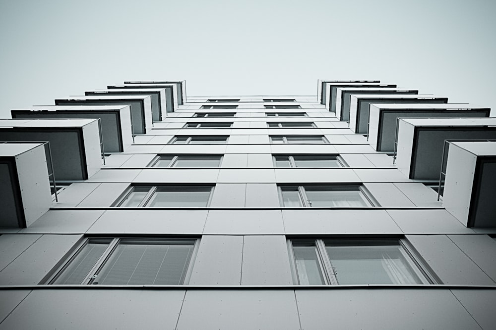 Edificio de hormigón pintado de blanco