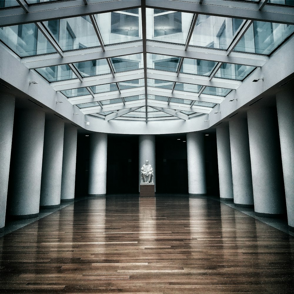 Fotografía arquitectónica de un edificio moderno con techo de vidrio