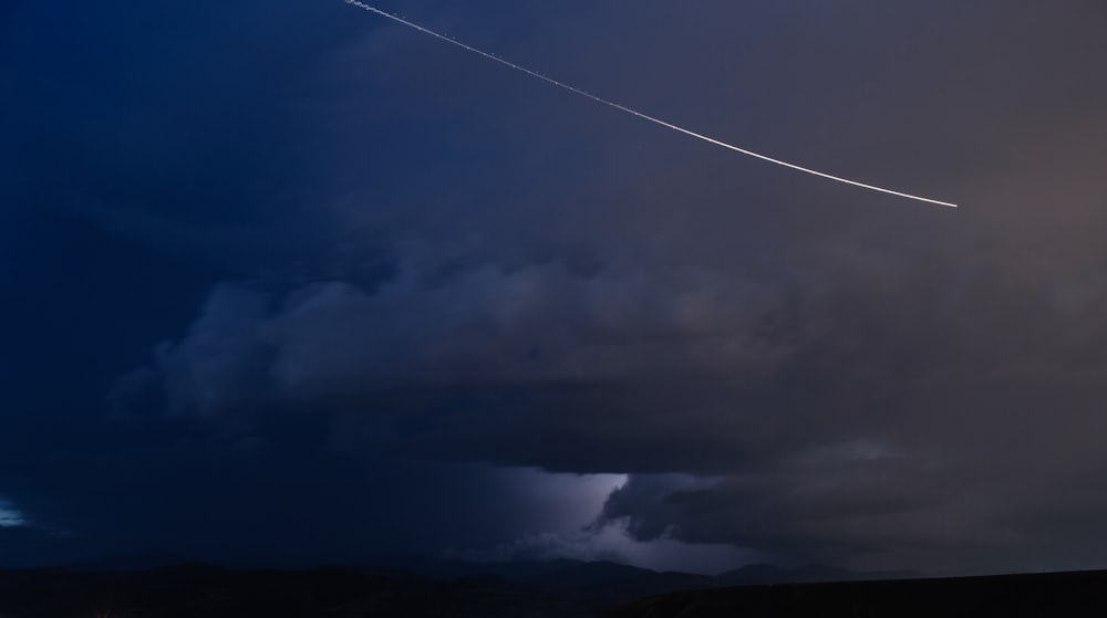 jet volando en el cielo con nubes oscuras