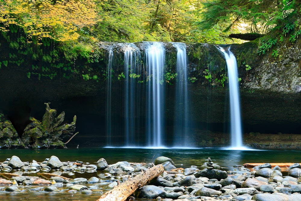 昼間の滝のある湖の長時間露光写真