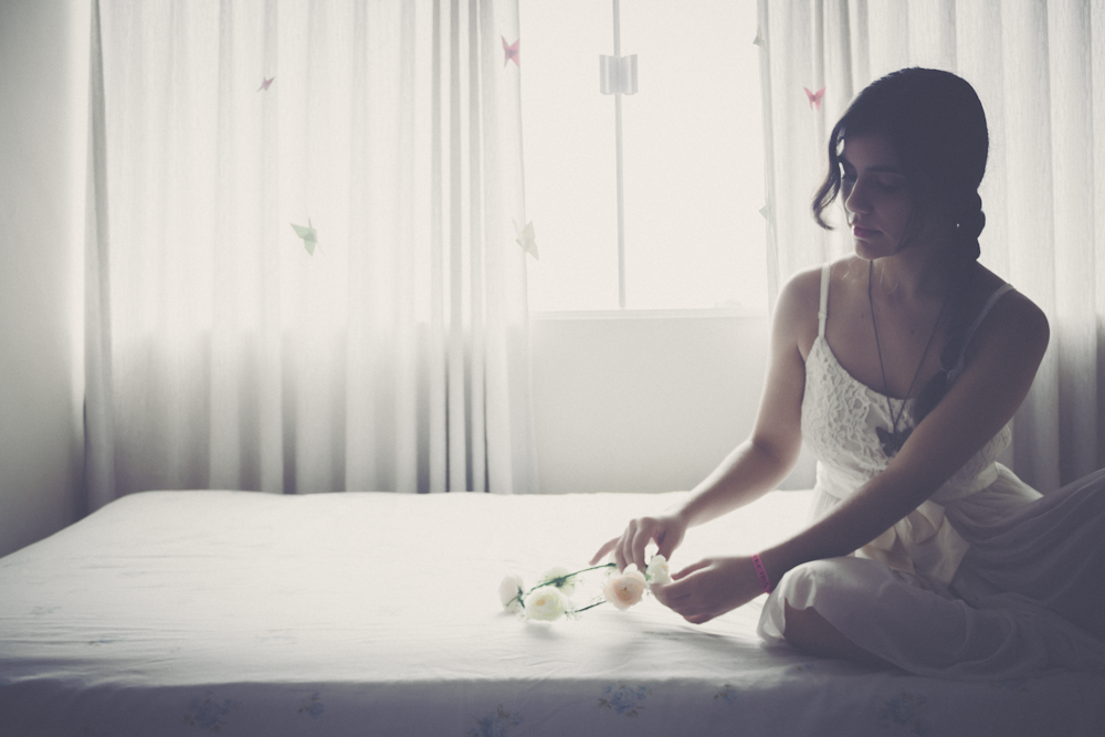 Femme tenant un bandeau floral blanc