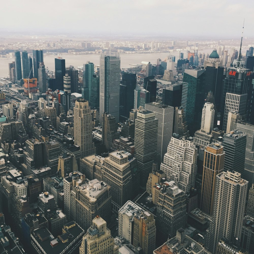 Vue aérienne des bâtiments gris de la ville