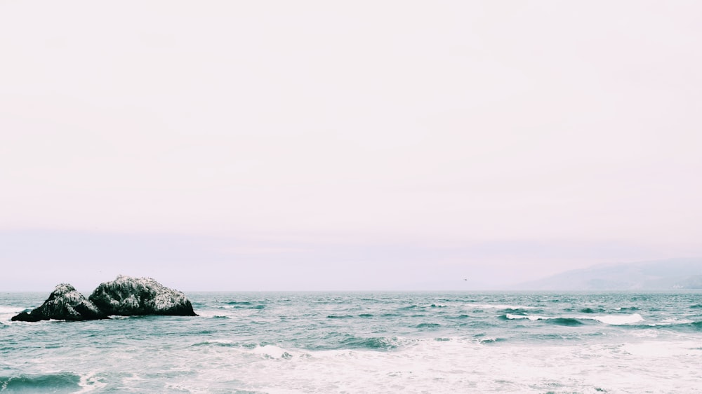 mare ondulato sotto il cielo bianco