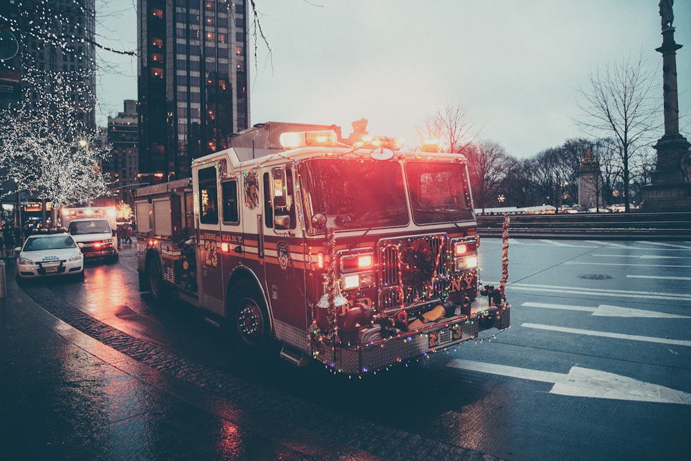 Camión de bomberos iluminado cerca de edificios