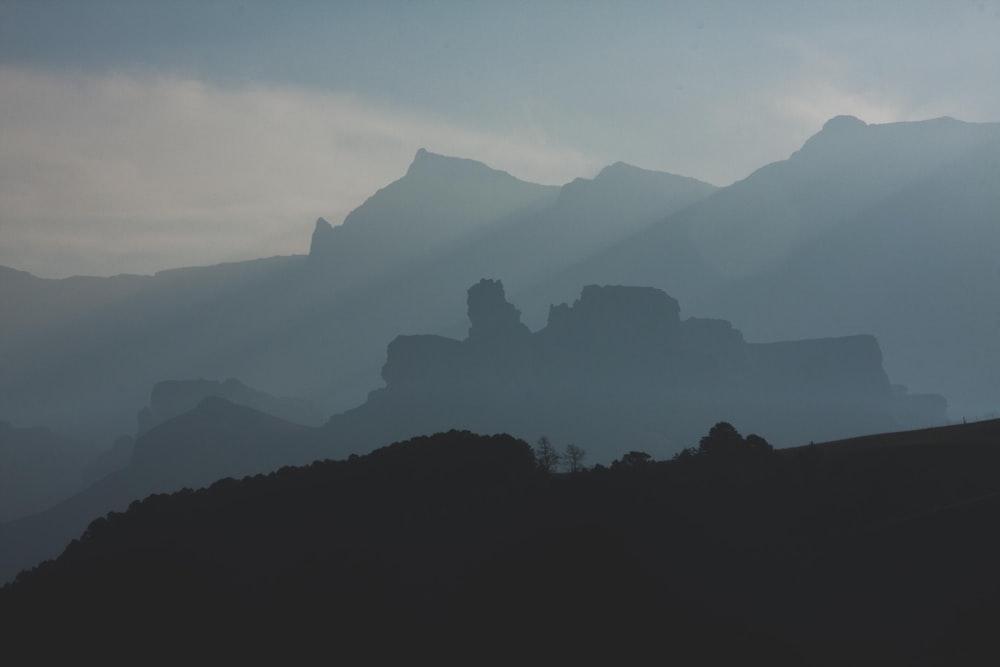 Foto de montañas con niebla durante el día