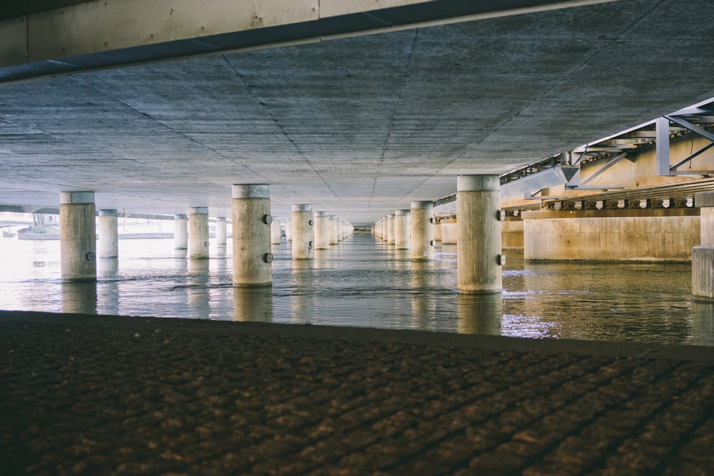 weiße Säulen, die das Betondach tragen