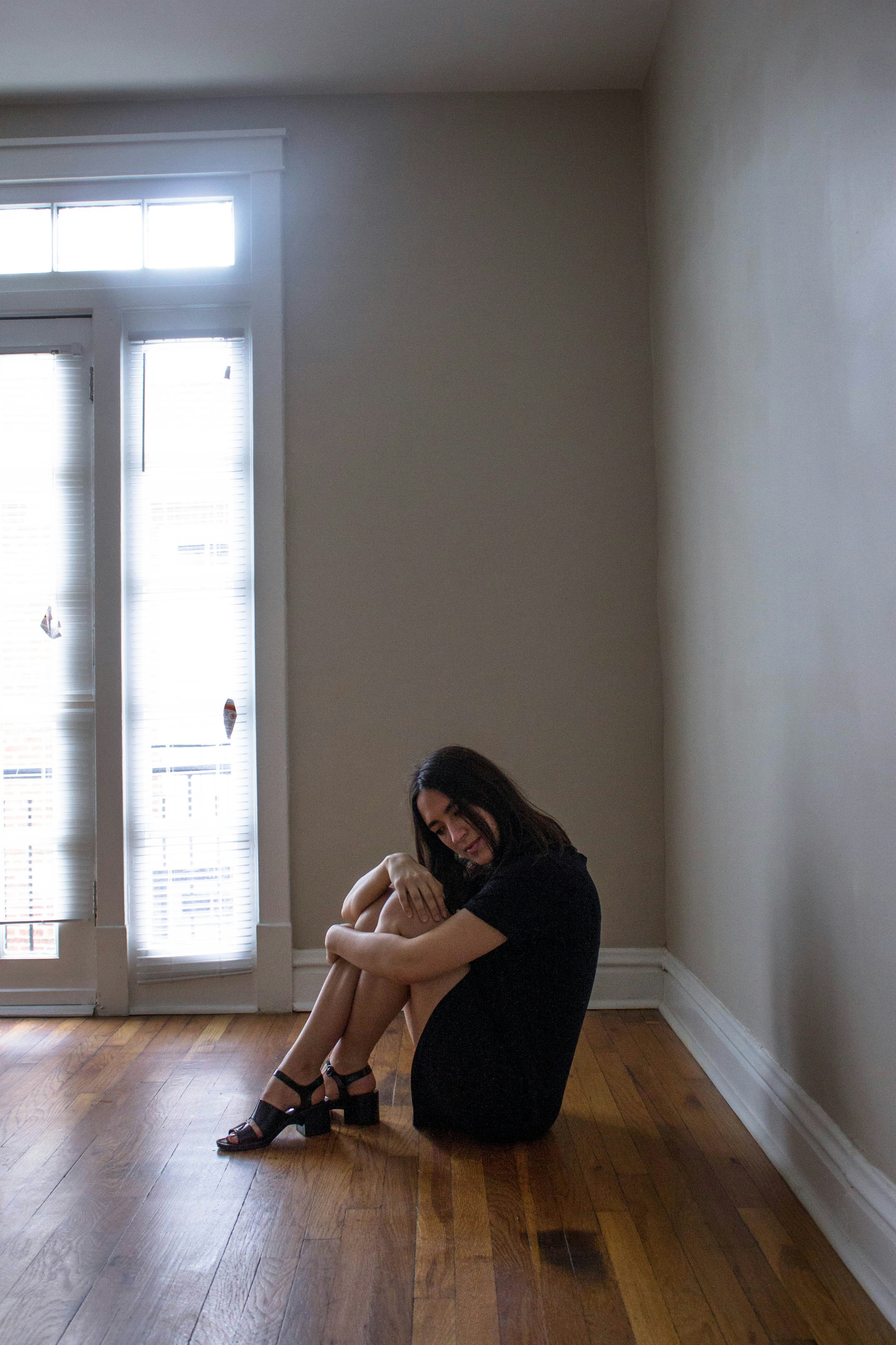 On she floor. Potty training girls poop сандалии. Маленькая девочка лежит на спине. Женщина на полу. Девушка лежит лицом вниз.