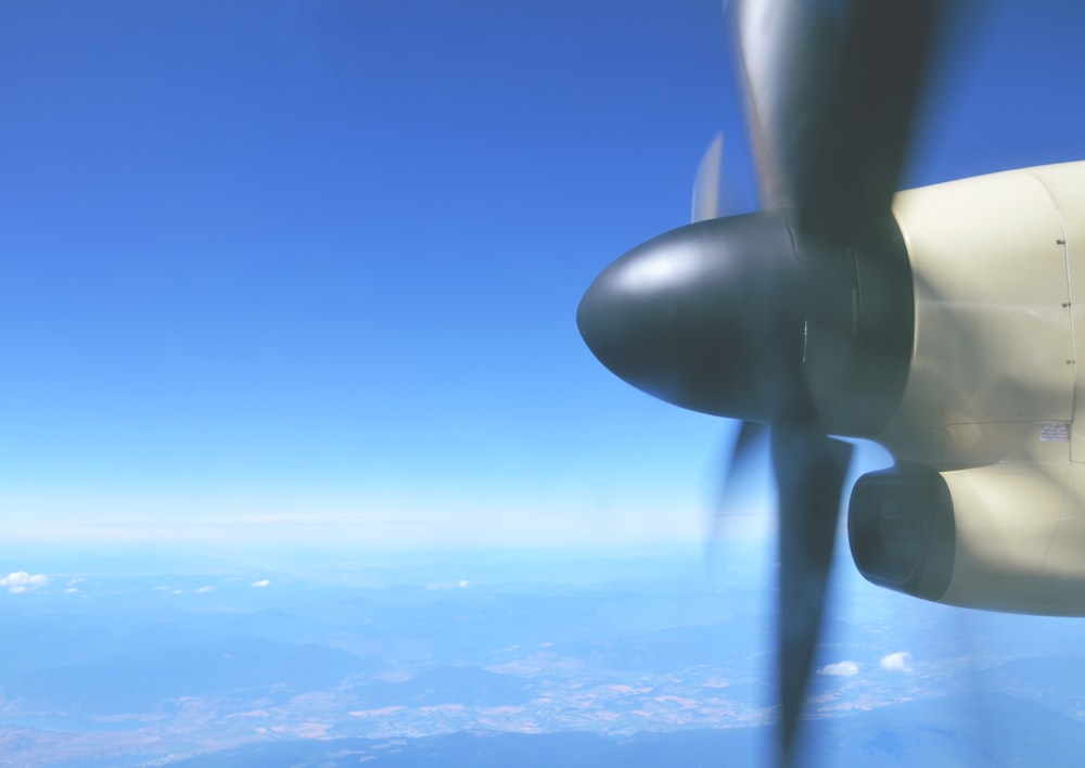 白黒プロペラの航空写真