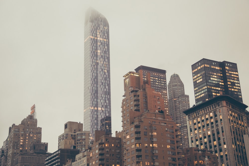 Fotografía de ángulo bajo edificios de hormigón bajo un cielo nublado durante el día