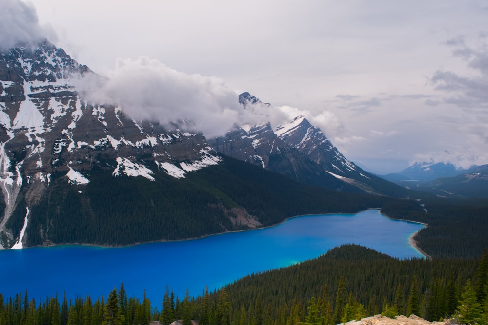 Fotografía de paisaje de lago y cañón de montaña