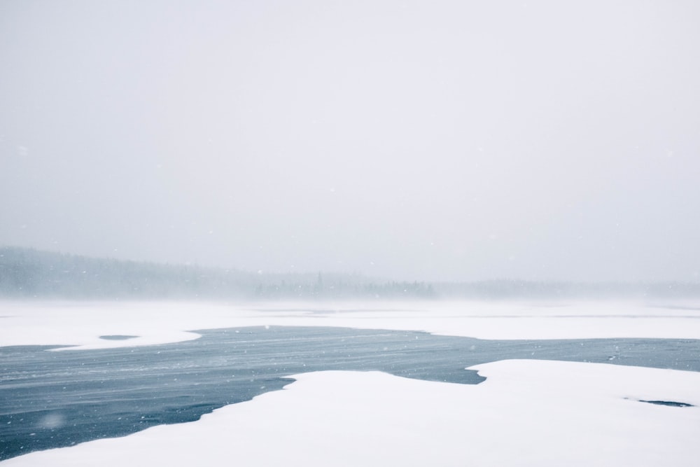 Fotografía de cuerpo de agua blanco y gris