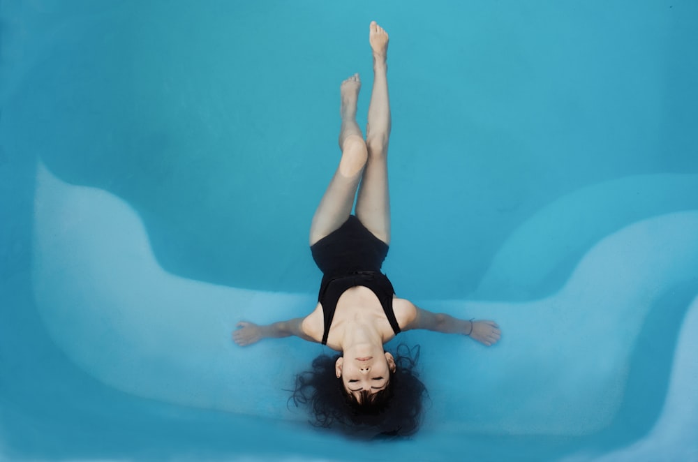 mujer en la piscina