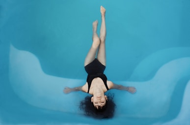 photography poses for pool & beach,how to photograph floating in a pool; woman in swimming pool