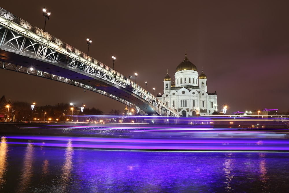 Weiße Moschee mit Brücke in der Nacht