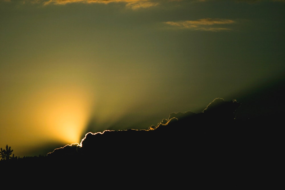 Sonnenschein durch Wolken bei Sonnenuntergang