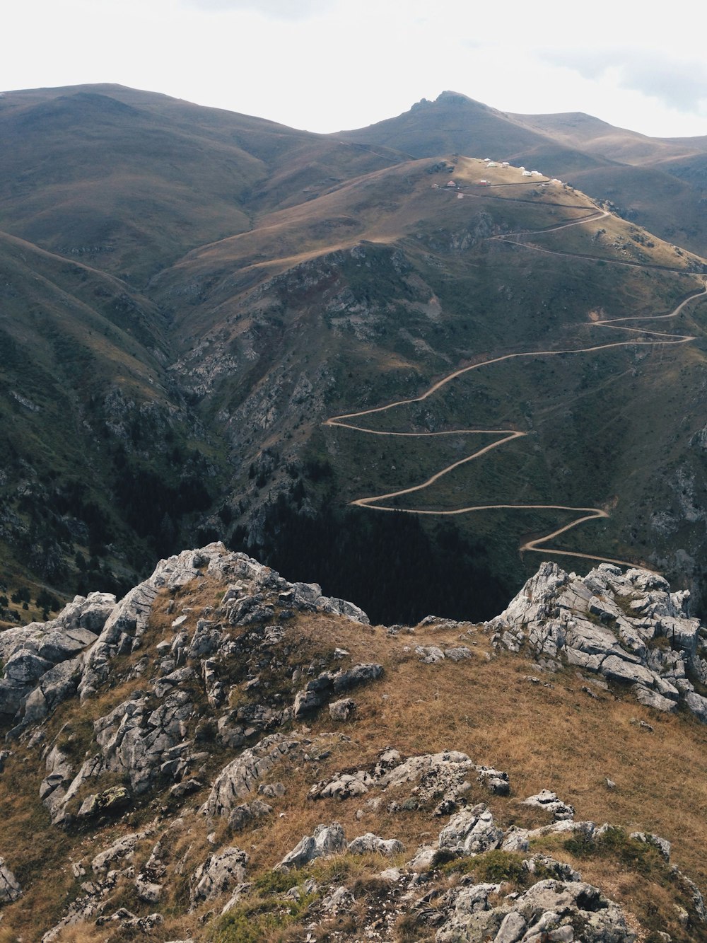 Carretera en zig-zag en la montaña