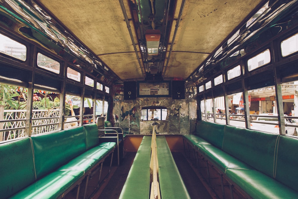interior do ônibus verde