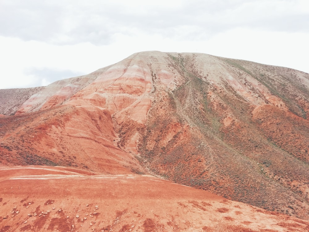 Fotografia ravvicinata della catena montuosa marrone durante il giorno