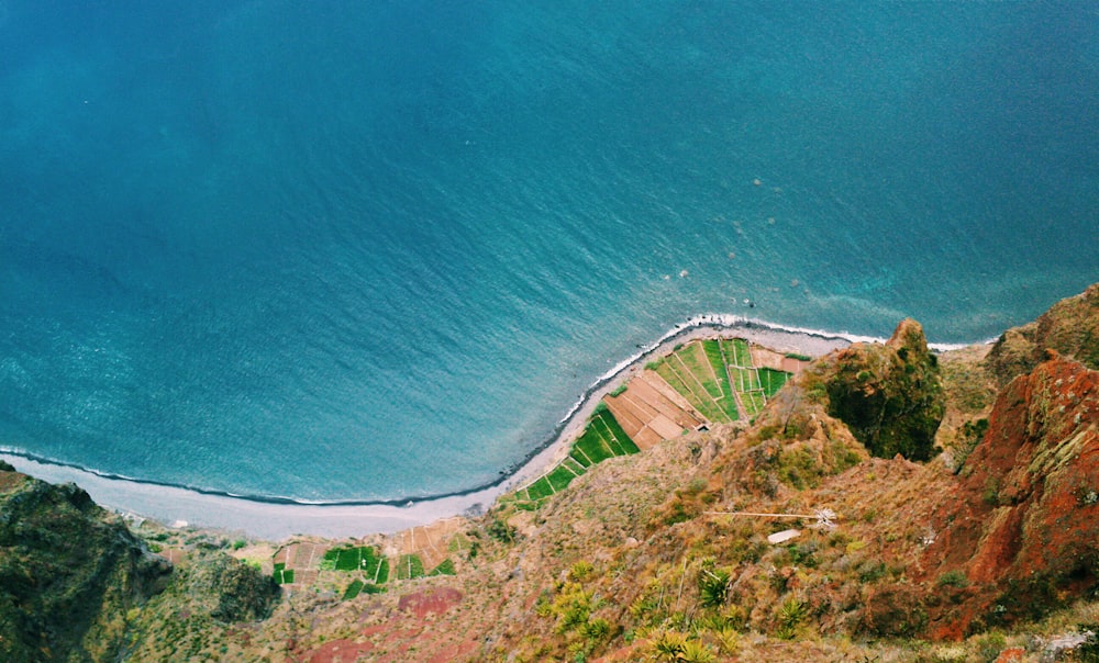 Photo aérienne de l’île et du plan d’eau