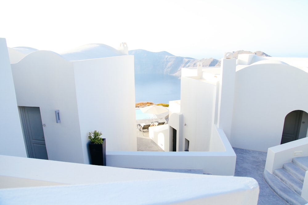 photographie de paysage de maisons blanches