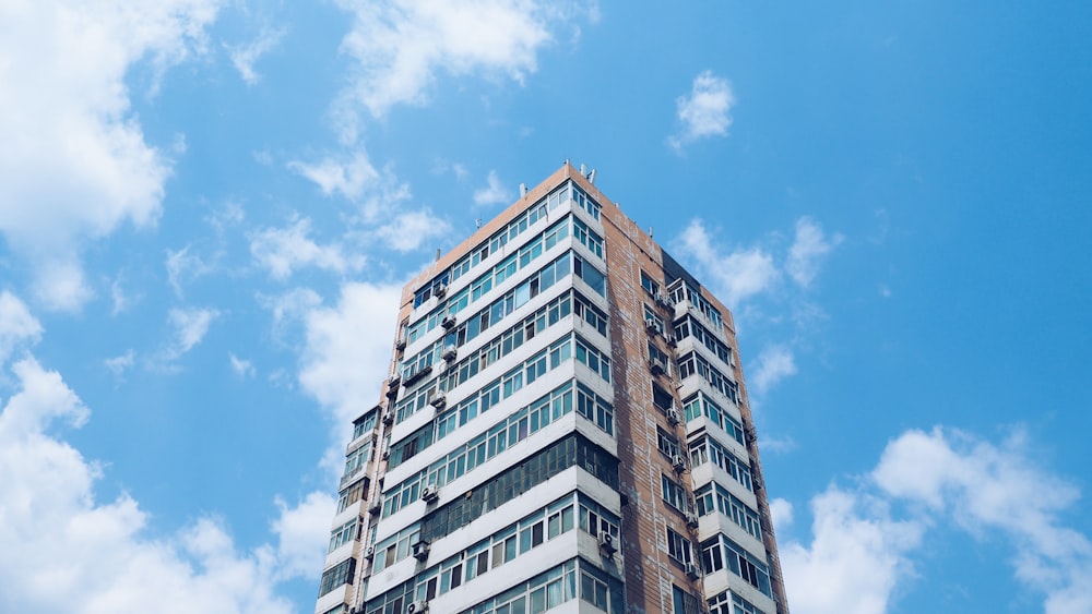 edifício de concreto marrom e teal