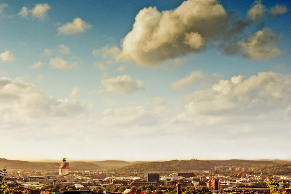 Luftaufnahme der Stadt unter blauem Himmel während des Tages