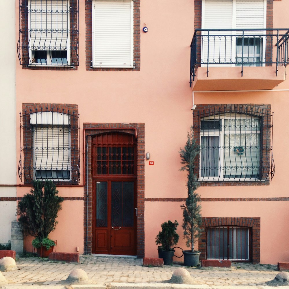 Edificio de hormigón rosa y rojo