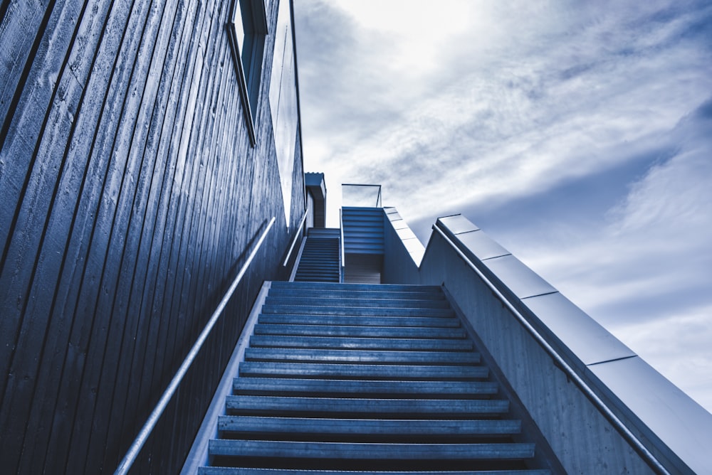 Foto de la escalera bajo el cielo azul durante el día