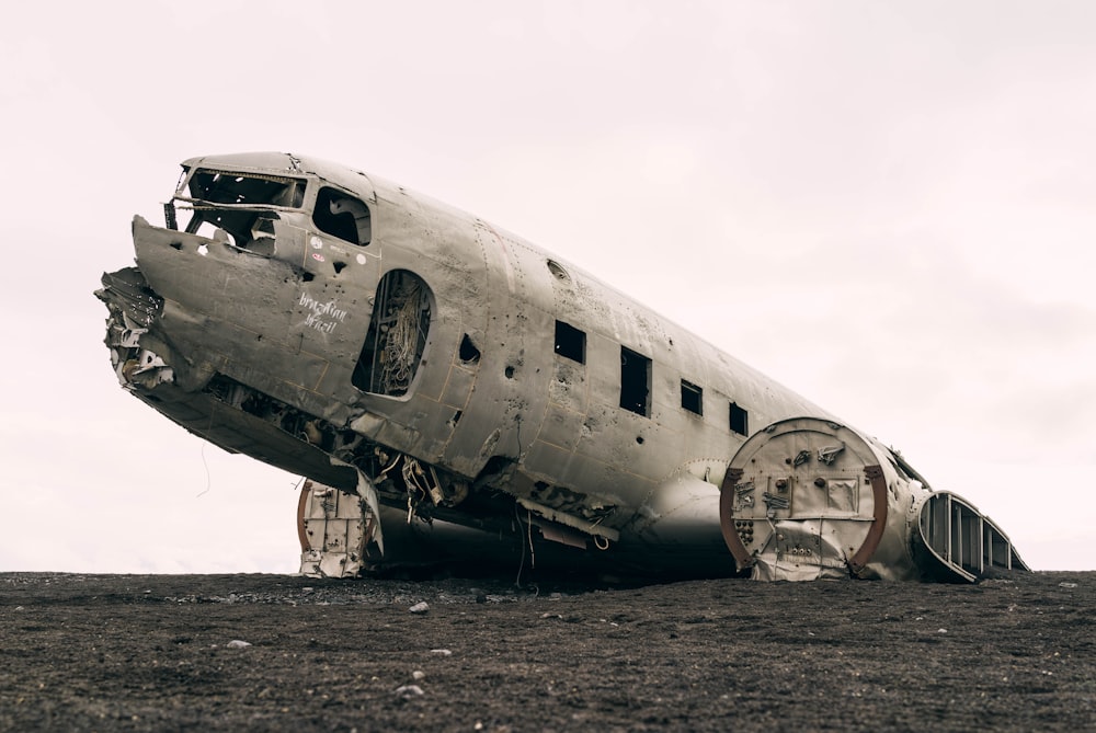 wrecked passenger plane during daytime