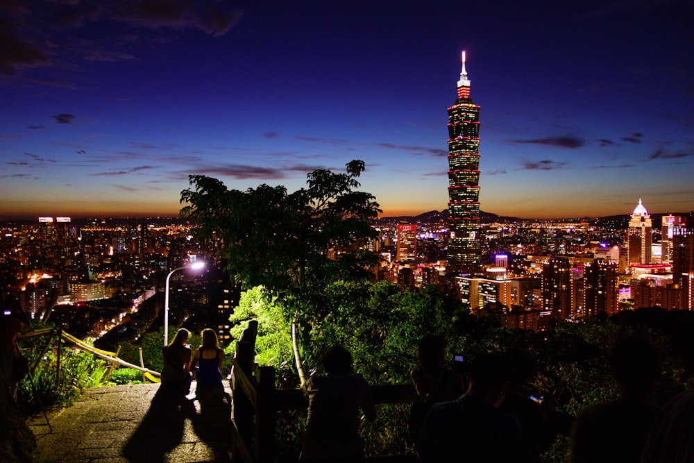 Fotografía de la ciudad durante la noche