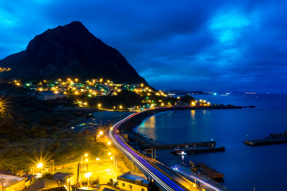 Edificios de la ciudad iluminados junto a cuerpos de agua durante la noche