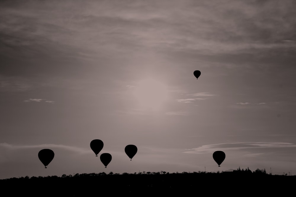 Fotografía de siluetas de globos aerostáticos