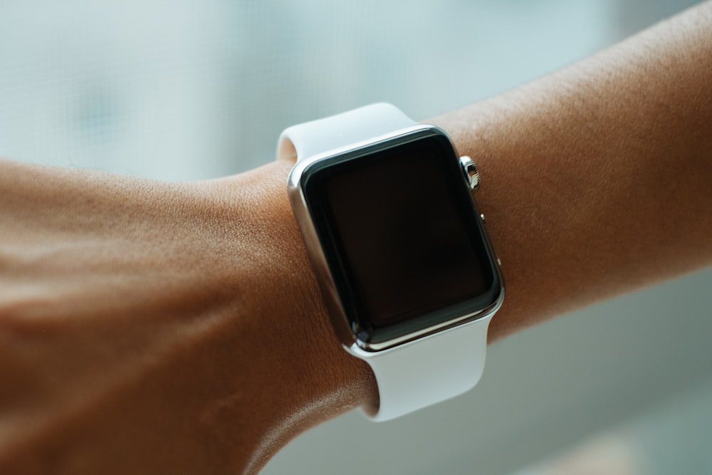 ausgeschaltete Apple Watch aus silbernem Aluminium mit Sportarmband