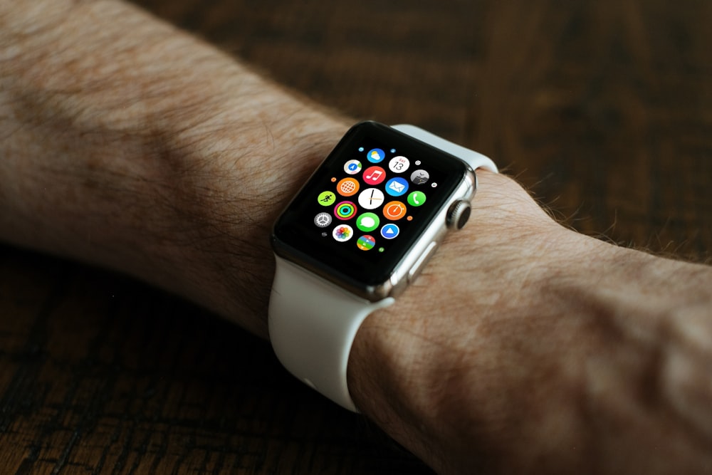 Apple Watch dorado encendido