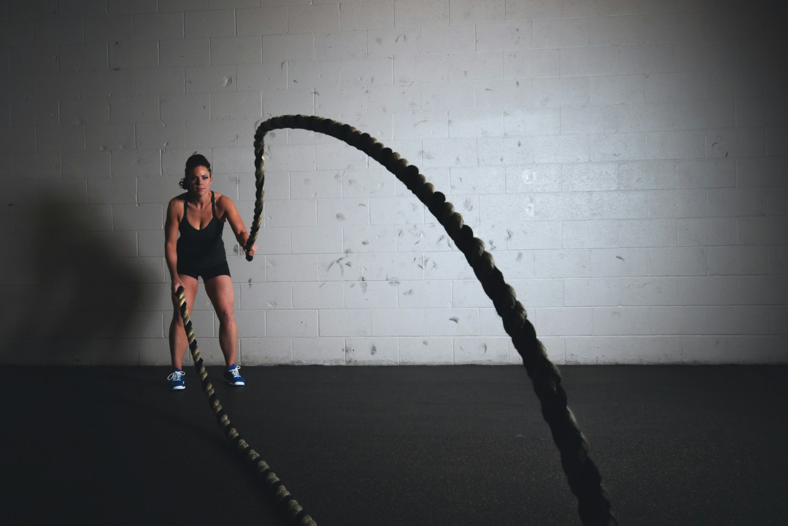 Sigma 10-20mm F4-5.6 EX DC HSM sample photo. Woman holding brown ropes photography