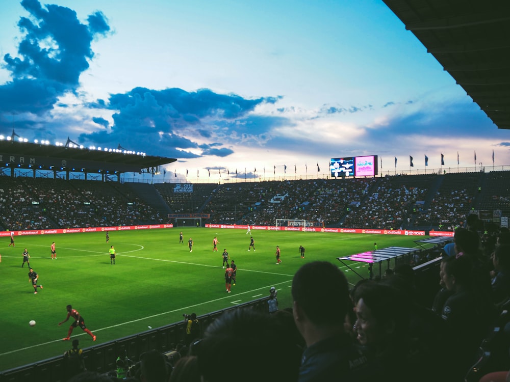 Leute, die Fußballarena beobachten